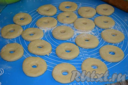 Оставшееся тесто заново раскатываем в пласт и также делаем из него заготовки пончиков.