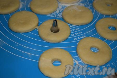 В центре кружков делаем отверстия при помощи насадки для кулинарного шприца (или пробки от бутылки).