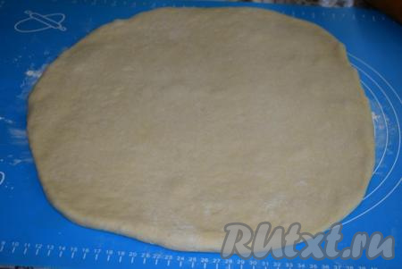 Готовое тесто обминаем слегка&nbsp;и выкладываем на стол, который по мере необходимости будем присыпать оставшейся мукой. Раскатываем тесто в пласт толщиной не менее 1-1,5 см.
