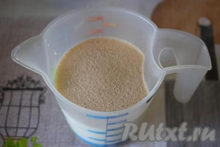 Для приготовления опары молоко подогреем до температуры 38-40 градусов. В ёмкость к тёплому молоку добавим оставшийся сахар и дрожжи.