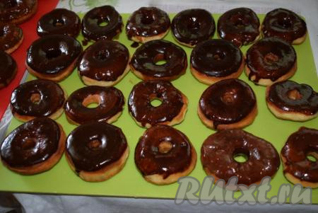 Достаём глазированный пончик и выкладываем на досочку (или решётку) для подсыхания.