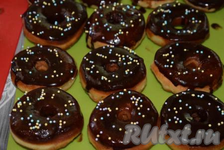 По желанию, пончики, покрытые шоколадной глазурью, можно украсить кондитерской посыпкой.