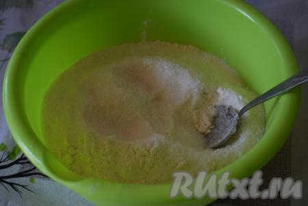 В миску просеем 500 граммов муки. Добавим к муке соль,&nbsp;5 столовых ложек сахара&nbsp;и перемешаем.