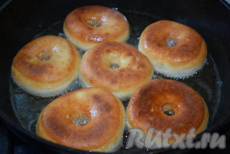 Затем переворачиваем на другую сторону и жарим до готовности со второй стороны.