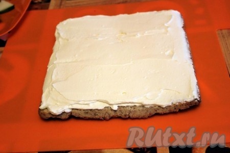 Нанесите слой крема на остывший миндальный корж.