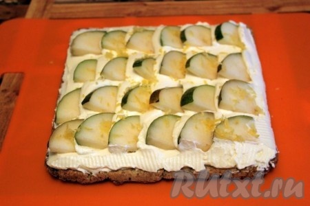 Груши нарежьте на дольки и воткните в крем, натрите сверху лимонную цедру.