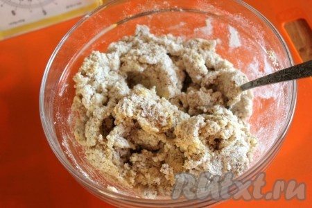 Перемешайте массу ложкой, лопаткой или порубите ножом (кому как удобнее) в равномерную массу.