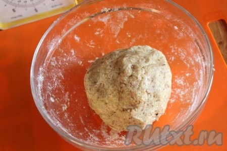 Затем руками быстро сформируйте шар из теста и охладите его полчаса.