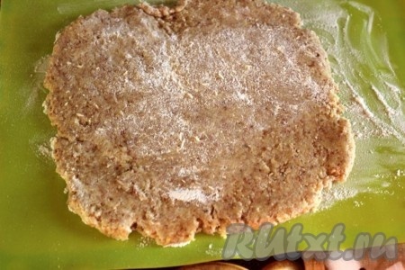 Охлажденное тесто раскатайте в размер под форму.