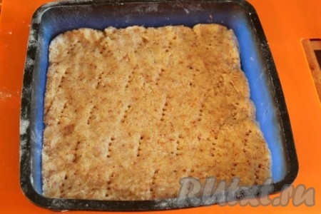 Перенесите тесто &nbsp;в форму и равномерно распределите по ней, сделайте проколы вилкой в нескольких местах. Моя форма - силиконовая 20х20 см.