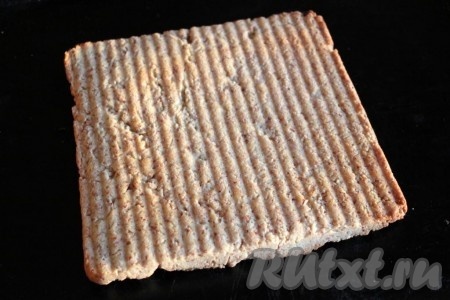 Испеките основу миндального пирожного в разогретой духовке при 180 градусах около 20-25 минут и охладите корж.