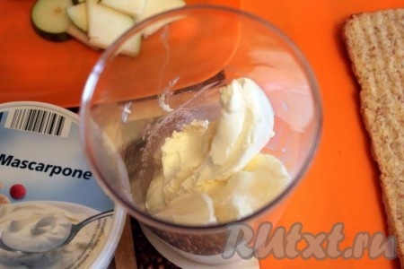 Для приготовления крема для нашего миндального пирожного возьмите маскарпоне, молоко, сахар и ванильный сахар.