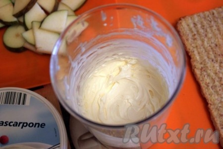 Взбейте ингредиенты миксером до пышной массы.