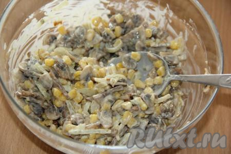 Тщательно перемешать салат.