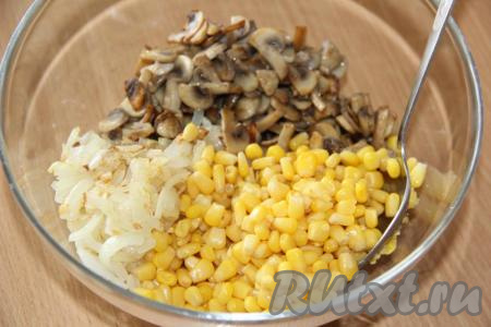 В салат из лука и шампиньонов выложить консервированную кукурузу без жидкости.