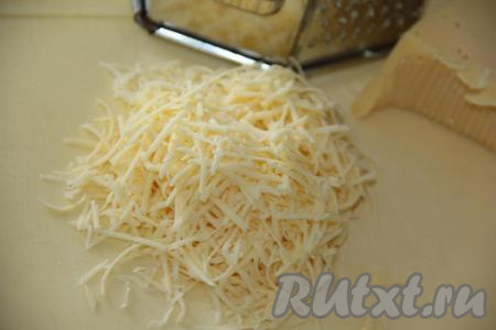 Сыр натереть на мелкой тёрке. На этом этапе приготовления натёртый сыр можно добавить в салат и перемешать, а затем выложить в салатник (или разложить порционно). Я же решила разложить салат по порционным пиалам, а затем сыр выложить пышной шапкой поверх каждой порции. 