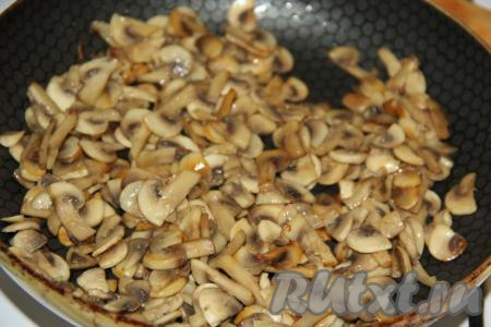 Обжарить грибы на среднем огне в течение 15 минут, периодически помешивая, посолить, поперчить по вкусу.&nbsp;Переложить обжаренные шампиньоны в салатник и остудить.