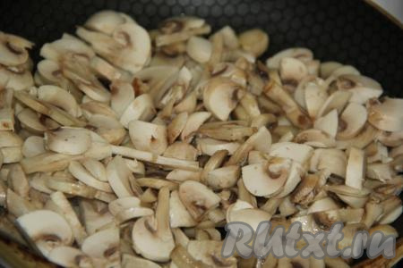 Выложить нарезанные шампиньоны в сковороду и влить 1 столовую ложку растительного масла.