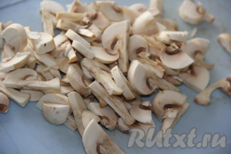 Шампиньоны промыть под водой и нарезать тонкими пластинками.