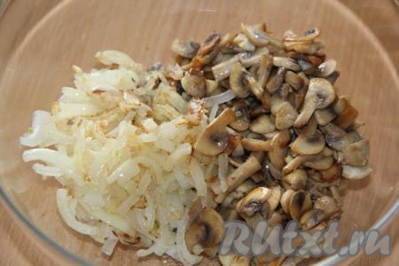 Обжаренный лук выложить к шампиньонам и дать остыть.