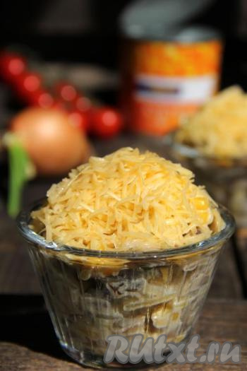 Вкусный, сытный, нежный салат "Пандора" готов, можно подавать к столу. Такой салатик, благодаря отличному сочетанию ингредиентов, станет украшением и повседневного, и праздничного стола.