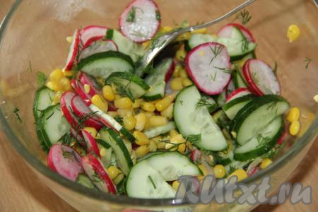 Посолить и перемешать салат.