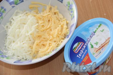 Для приготовления сырной начинки сыр твёрдых сортов натереть на тёрке (я натёрла твёрдый сыр и моцареллу), затем, если используете, добавить мягкий творожный сыр.