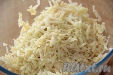 Картофель очистить и натереть на крупной тёрке.