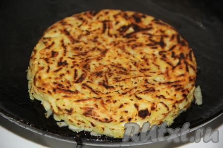 Перевернуть лепёшку на другую сковороду.