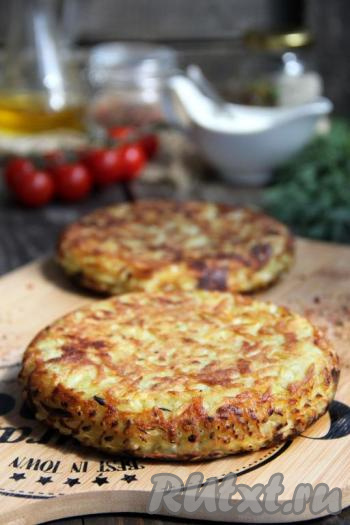 Жарить со второй стороны до золотистого цвета. Сформировать таким же образом вторую лепёшку, используя оставшиеся сыр и картофельную массу. Вот такое вкусное и аппетитное блюдо можно приготовить из тёртого&nbsp;картофеля с сыром на сковороде.