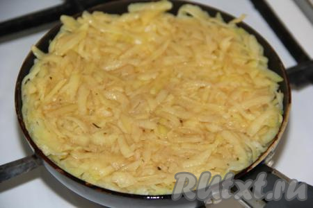 Покрыть начинку слоем картофельной массы. Пока мы формируем нашу лепёшку, она поджарится снизу.