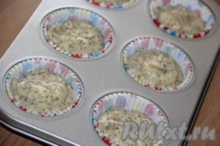 Разложить тесто по формочкам, заполняя их чуть больше, чем на половину. Я выпекала кексы в бумажных вкладышах. Выпекать маффины с маком в разогретой духовке минут 25-30 при температуре 200 градусов.