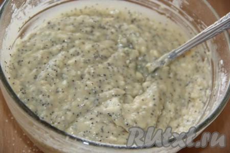 Затем добавить мак, перемешать тесто до однородности.