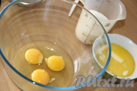 Сливочное масло растопить и немного остудить. Яйца вбить в глубокую миску и взбивать миксером 2 минуты.