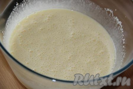 Влить растопленное сливочное масло и взбить миксером в течение минуты.