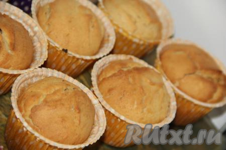 Выпекать кексы, замешанные на ликёре, в разогретой духовке минут 30 при температуре 200 градусов. Готовность проверить зубочисткой (при прокалывании готовых кексиков зубочистка останется чистой и сухой, без следов теста).