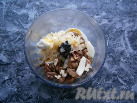 К яйцам в чашу блендера выложить обжаренный лук, очищенный чеснок и грецкие орехи.