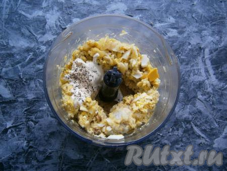 Немного измельчить массу, добавить майонез, соль и молотый черный перец.