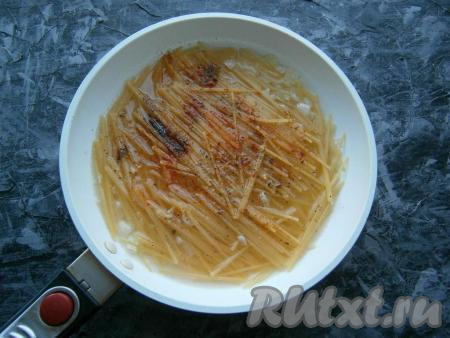 Добавить соль, специи, чёрный молотый перец и паприку.