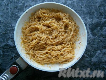 И далее непрерывно, но аккуратно перемешивая спагетти, готовить их на небольшом огне еще минуты 2-3 (яйца должны свернуться).