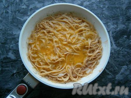 Спагетти залить яйцами.
