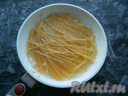 Влить горячую воду.