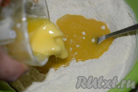 Растапливаем до мягкости сливочное масло в микроволновке в течение 1 минуты (масло не должно быть очень горячим) и добавляем его в мучную смесь.