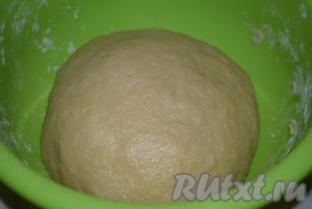 Вымешиваем тесто, примерно, 10 минут, хорошо разминая его руками. Готовое дрожжевое тесто будет мягким, нежным, оно совершенно не липнет&nbsp;к рукам и хорошо держит&nbsp;форму. Накрываем тесто плёнкой и оставляем на расстойку в тёплом место, примерно, на 1 час. За это время тесто "вырастет" и хорошо увеличится в объёме.