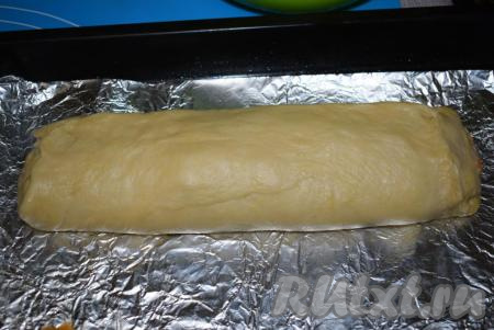 Таким же образом формируем и второй рулет. Выкладываем рулеты с абрикосовой начинкой на противень, застеленный пергаментом (или фольгой), сверху смазываем взбитым&nbsp;яйцом и посыпаем кунжутом.