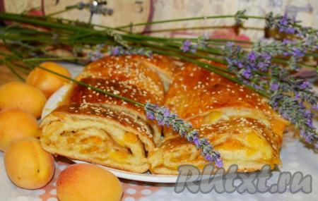 Далее нарезаем на порционные кусочки и подаём к чаю или кофе. Вкуснейшие, сочные,&nbsp;нежные и мягкие рулеты из дрожжевого теста с начинкой из абрикосов станут прекрасным угощением для вашей семьи.