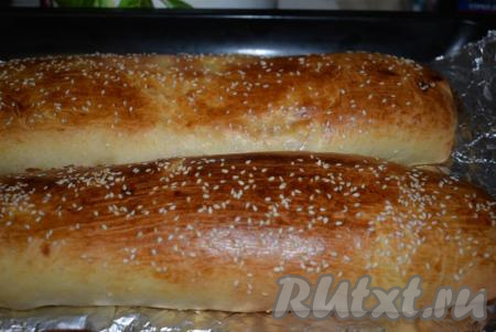 Готовые рулеты будут чудесно пахнуть абрикосами и свежей выпечкой. Достаём их из духовки, накрываем полотенцем и даём остыть до комнатной температуры.