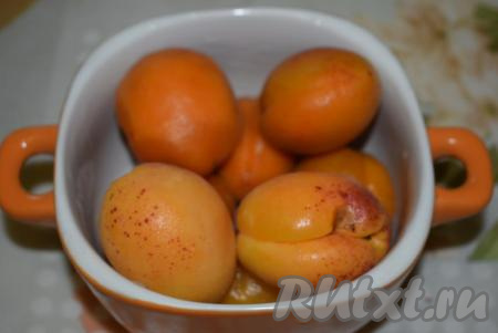 Пока тесто расстаивается, займемся приготовлением начинки. Абрикосы моем и удаляем косточки.