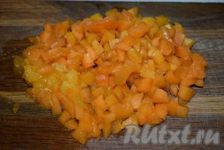 Нарезаем половинки абрикосов на кубики и складываем в миску.