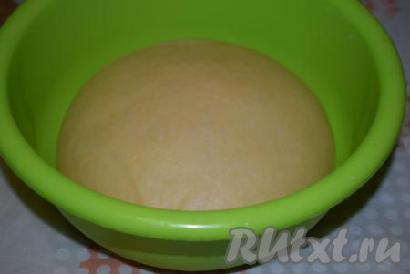 Подошедшее дрожжевое тесто делим на 2 равные части (у нас будет 2 рулета).